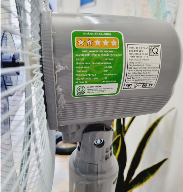 Quạt cây đứng điều khiển từ xa CHEFMAN CM – D408K, chế độ đảo gió chống sốc nhiệt